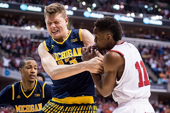 Muhammad-Ali Abdur-Rahkman (12) and Moritz Wagner (13)