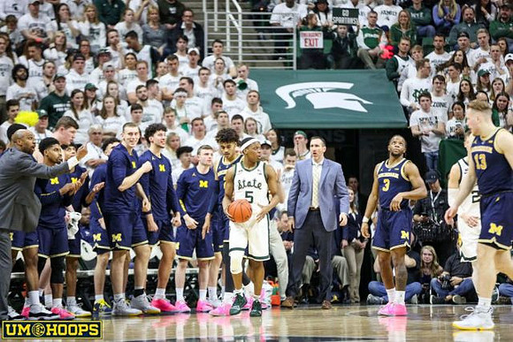Ignas Brazdeikis (13), Zavier Simpson (3), and Michigan Team