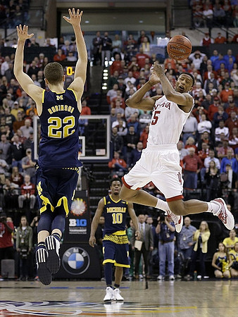 Duncan Robinson (22) and Derrick Walton Jr. (10)