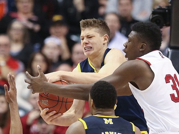 Zak Irvin (21) and Moritz Wagner (13)