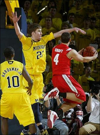 Tim Hardaway Jr. (10) and Evan Smotrycz (23)