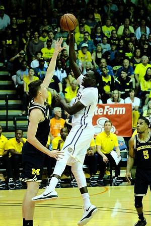 Jon Teske (15) and Jaaron Simmons (5)