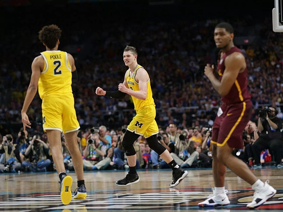 Jordan Poole (2) and Moritz Wagner (13)