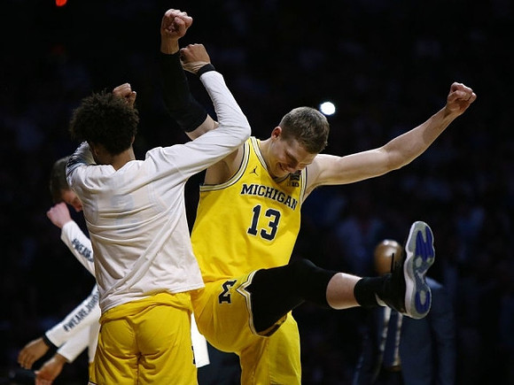 Jordan Poole (2) and Moritz Wagner (13)