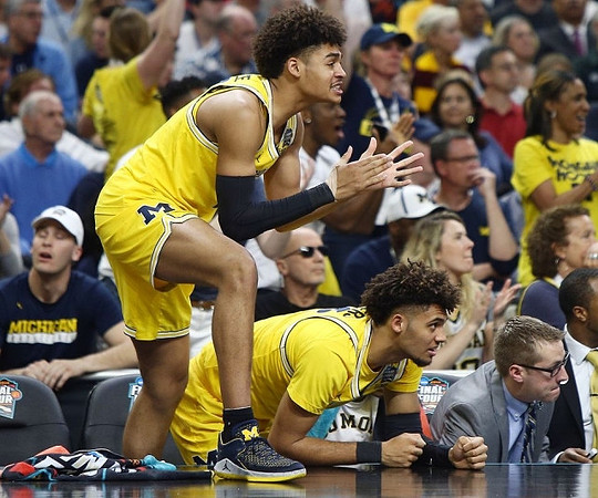 Jordan Poole (2) and Isaiah Livers (4)