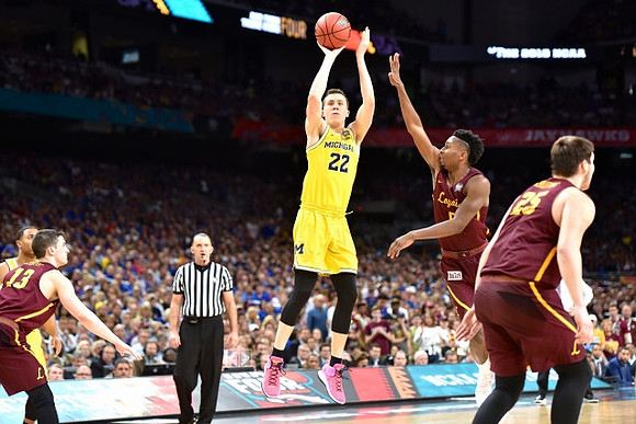 Duncan Robinson (22) and Jaaron Simmons (5)
