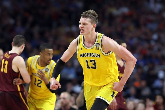 Muhammad-Ali Abdur-Rahkman (12) and Moritz Wagner (13)