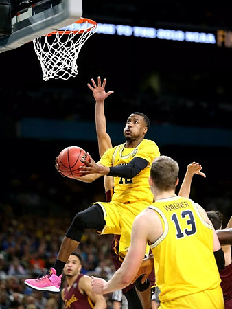 Muhammad-Ali Abdur-Rahkman (12) and Moritz Wagner (13)