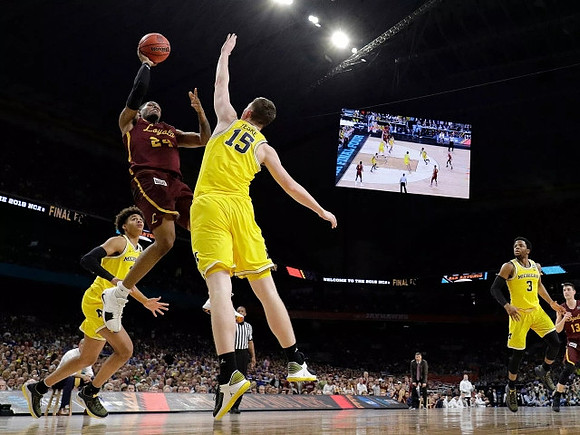 Jordan Poole (2), Jon Teske (15), and Zavier Simpson (3)