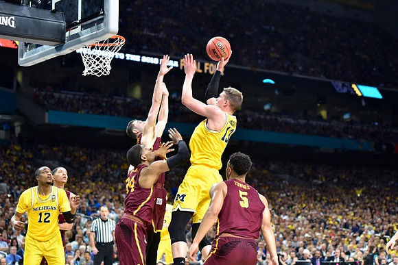 Muhammad-Ali Abdur-Rahkman (12) and Moritz Wagner (13)