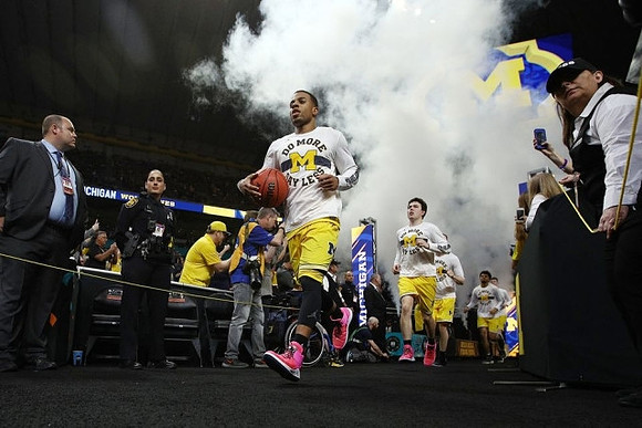 Jaaron Simmons (5), C.J. Baird (24), and Michigan Team