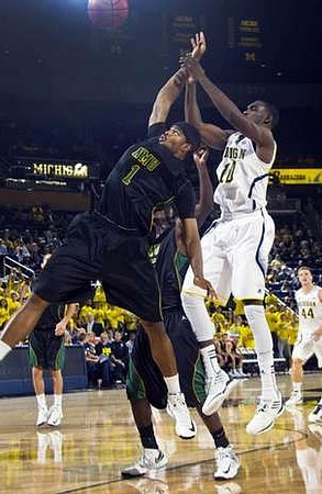 Tim Hardaway Jr. (10) and Max Bielfeldt (44)