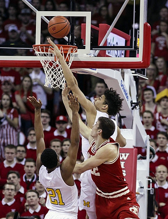 Zak Irvin (21) and D.J. Wilson (5)
