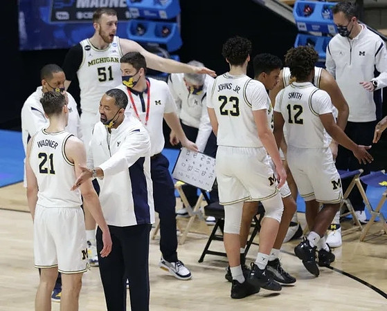 Franz Wagner (21), Juwan Howard, and Michigan Team