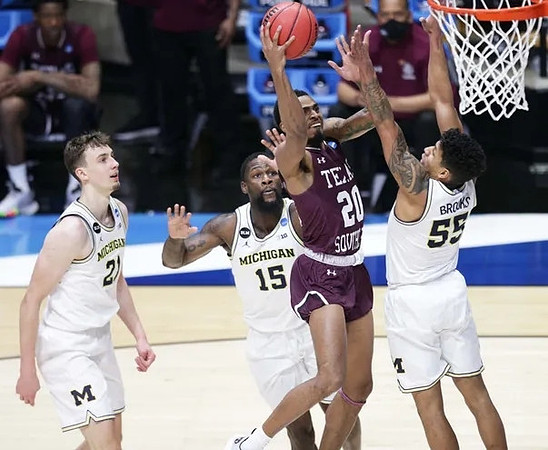Franz Wagner (21), Chaundee Brown Jr. (15), and Eli Brooks (55)