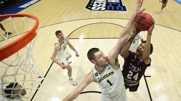 Hunter Dickinson (1), Franz Wagner (21), Brandon Johns Jr. (23), and Mike Smith (12)
