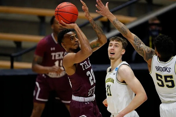 Franz Wagner (21) and Eli Brooks (55)