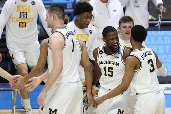 Hunter Dickinson (1), Chaundee Brown Jr. (15), Zeb Jackson (3), and Michigan Team