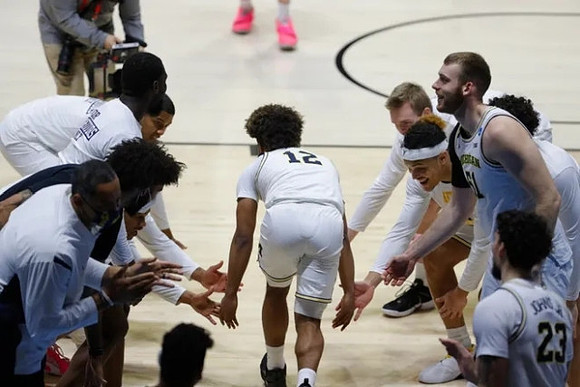 Mike Smith (12) and Michigan Team