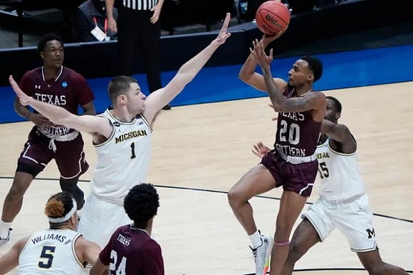 Terrance Williams II (5), Hunter Dickinson (1), and Chaundee Brown Jr. (15)