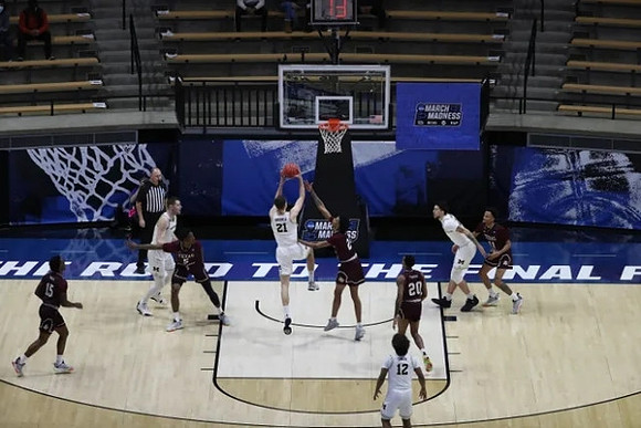 Hunter Dickinson (1), Franz Wagner (21), Mike Smith (12), and Brandon Johns Jr. (23)