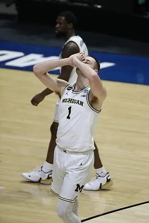 Hunter Dickinson (1) and Chaundee Brown Jr. (15)