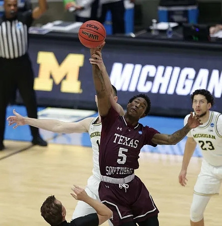 Hunter Dickinson (1) and Brandon Johns Jr. (23)