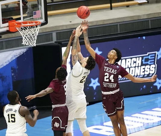 Chaundee Brown Jr. (15) and Brandon Johns Jr. (23)