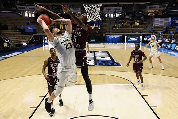Brandon Johns Jr. (23) and Franz Wagner (21)