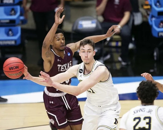 Franz Wagner (21) and Brandon Johns Jr. (23)