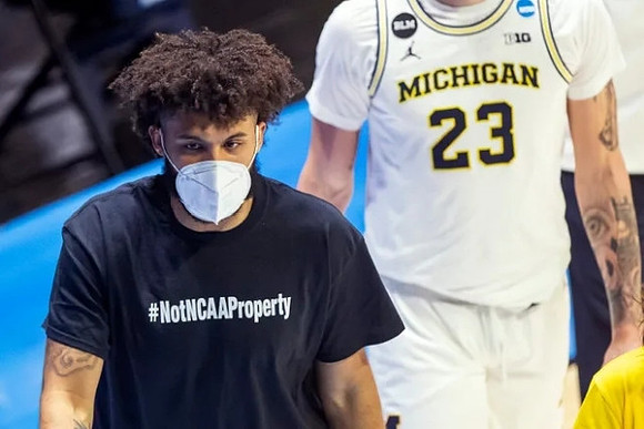 Isaiah Livers (2) and Brandon Johns Jr. (23)