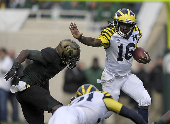 Denard Robinson (16) and Junior Hemingway (21)