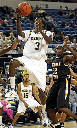 Manny Harris (3) and David Merritt (15)