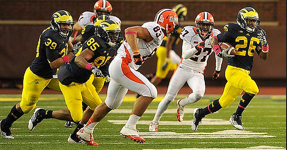 Sione Houma (39), Joe Reynolds (85), and Dennis Norfleet (26)