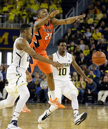 Zak Irvin (21) and Derrick Walton Jr. (10)