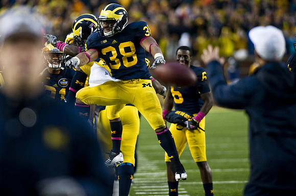 Thomas Rawls (38) and Raymon Taylor (6)