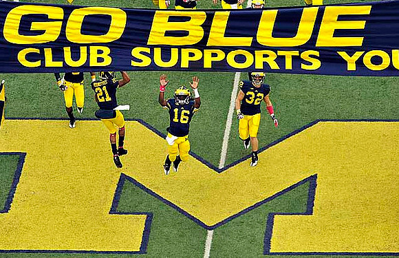 Roy Roundtree (21), Denard Robinson (16), and Jordan Kovacs (32)