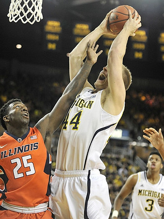 Max Bielfeldt (44) and Kameron Chatman (3)