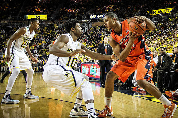 Zak Irvin (21), Derrick Walton Jr. (10), and Illinois Head Head Coach John Groce