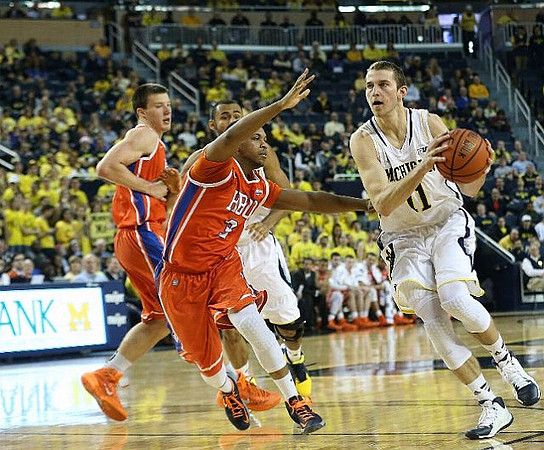 Jon Horford (15) and Nik Stauskas (11)