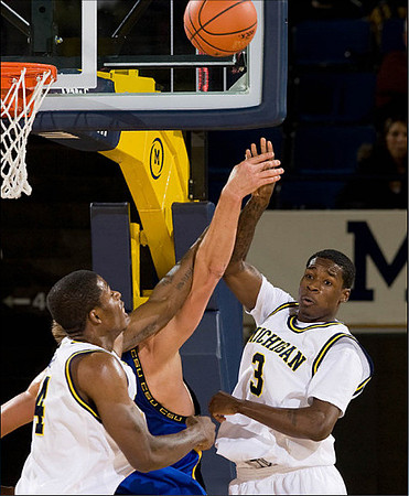 DeShawn Sims (34) and Manny Harris (3)