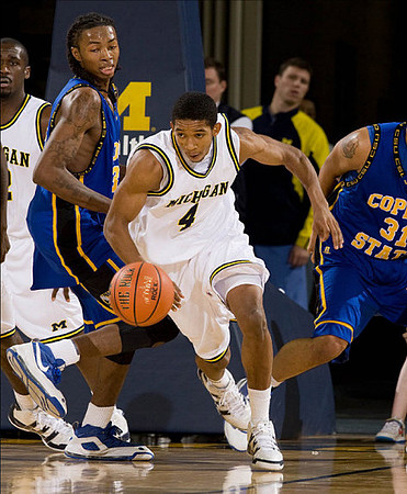 Anthony Wright (12) and Darius Morris (4)