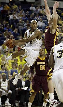 C.J. Lee (2) and DeShawn Sims (34)