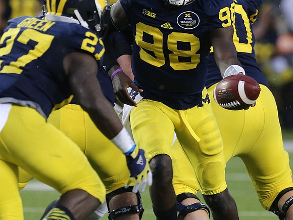 Derrick Green (27) and Devin Gardner (98)