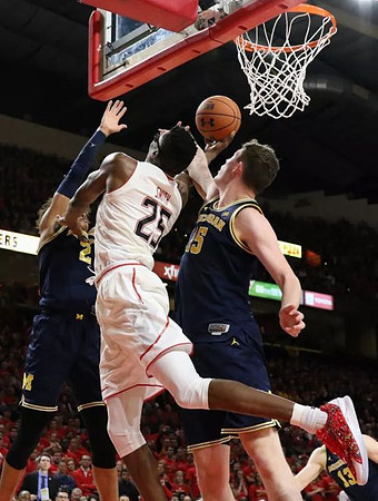 Jordan Poole (2) and Jon Teske (15)
