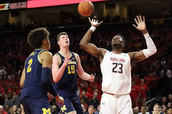 Jordan Poole (2) and Jon Teske (15)