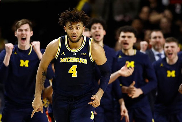 Isaiah Livers (4) and Michigan Team