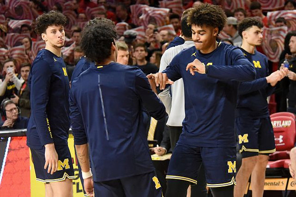 Jordan Poole (2) and Michigan Team
