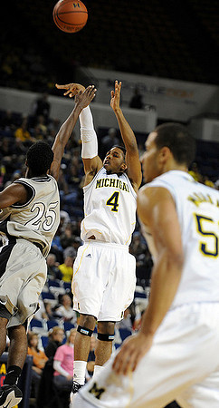 Darius Morris (4) and Jordan Morgan (52)