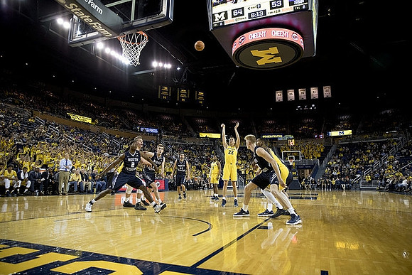 Duncan Robinson (22) and Zavier Simpson (3)